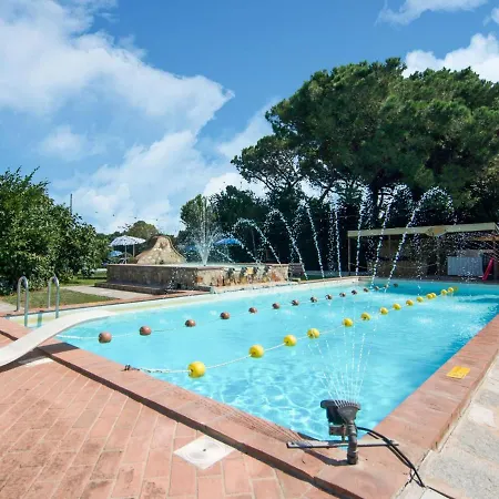 Snug Farmhouse In Castiglione Del Lago With Pool Hébergement de vacances *