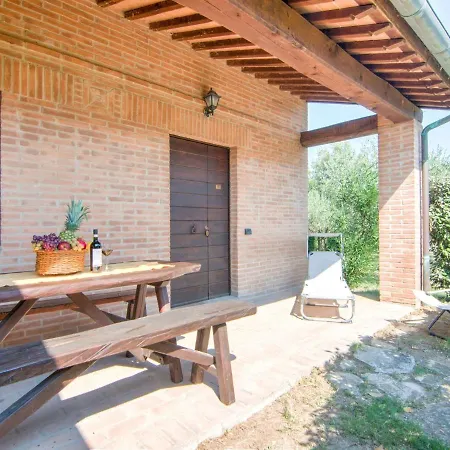 Snug Farmhouse In Castiglione Del Lago With Pool Hébergement de vacances Pucciarelli