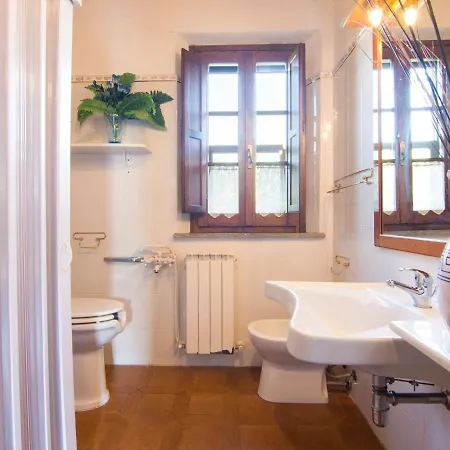Snug Farmhouse In Castiglione Del Lago With Pool Hébergement de vacances