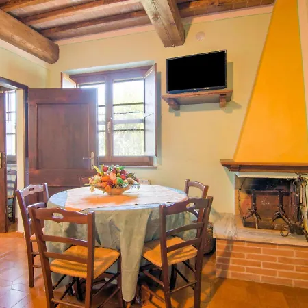 Snug Farmhouse In Castiglione Del Lago With Pool Hébergement de vacances *